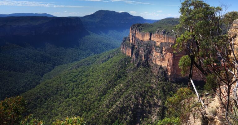 australia's best backpacking routes for budget travellers