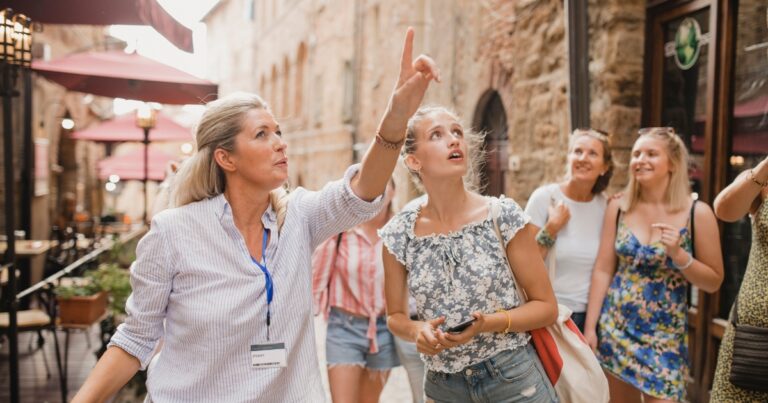 pros and cons of guided tours vs. independent travel